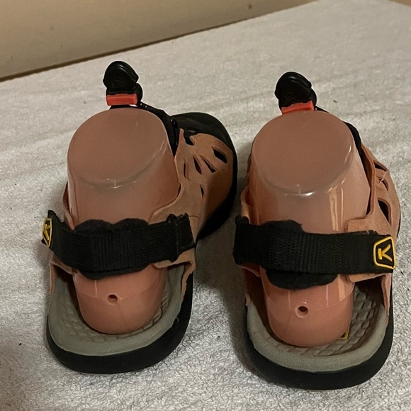 Keen Salmon Suede Sandals Sz 8 - Picture 5 of 12